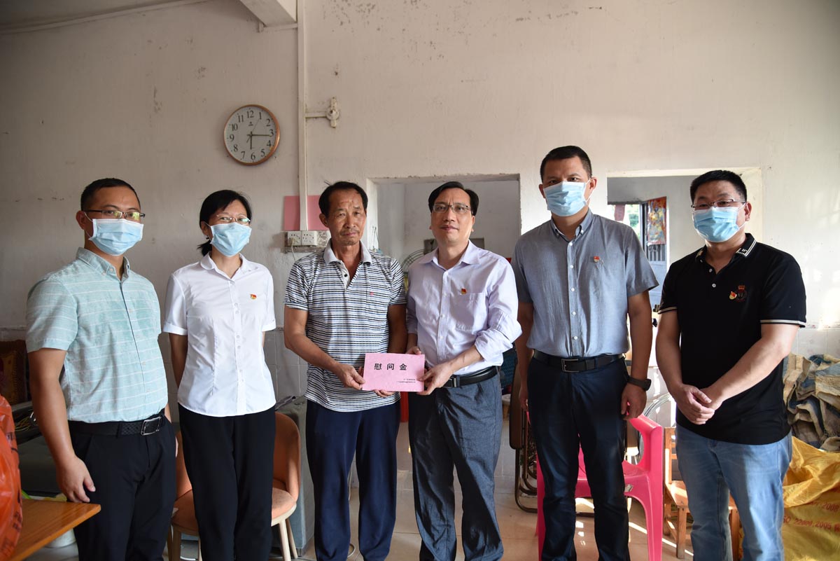 广东摇钱树娱乐集团会同江门市委政研室 赴开平市金鸡镇开展“七一”扶贫慰问
